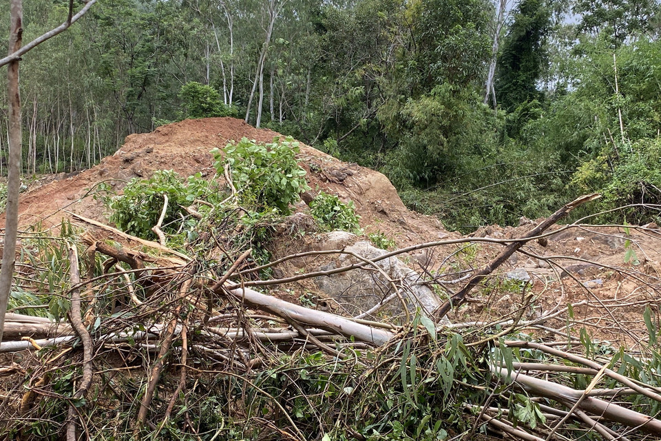 Một tảng đá lớn trên núi Cấm sạt lở xuống chân núi, ngay sát nhà dân. (Ảnh: Tường Quân/TTXVN)