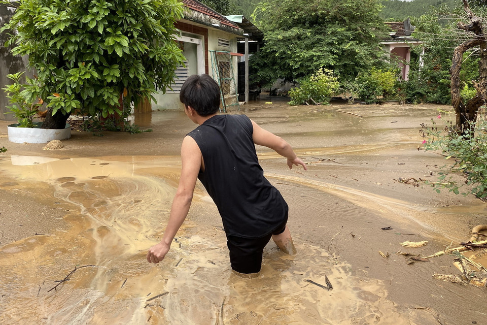 Một ngôi nhà bị bùn đất trôi vào nhà không thể đi được. (Ảnh: Tường Quân/TTXVN)