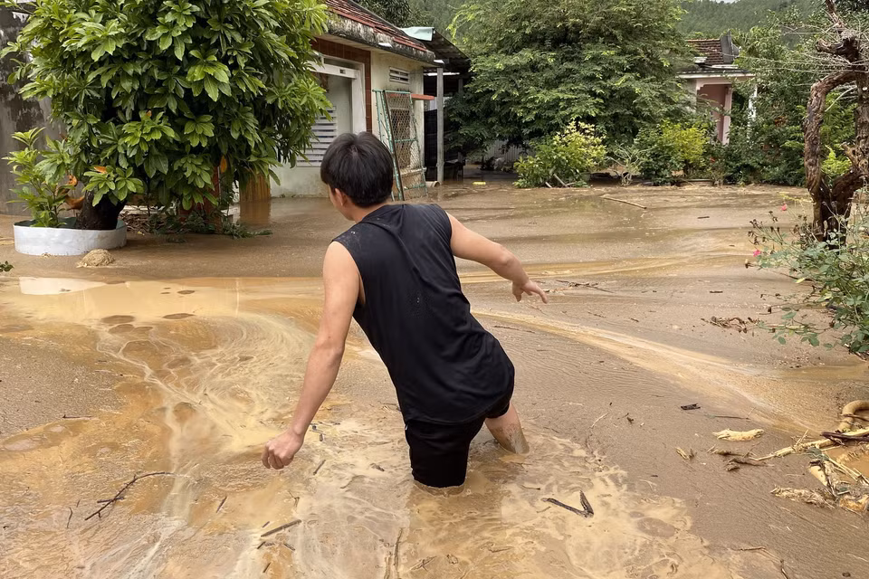 Một ngôi nhà bị bùn đất trôi vào nhà không thể đi được. (Ảnh: Tường Quân/TTXVN)