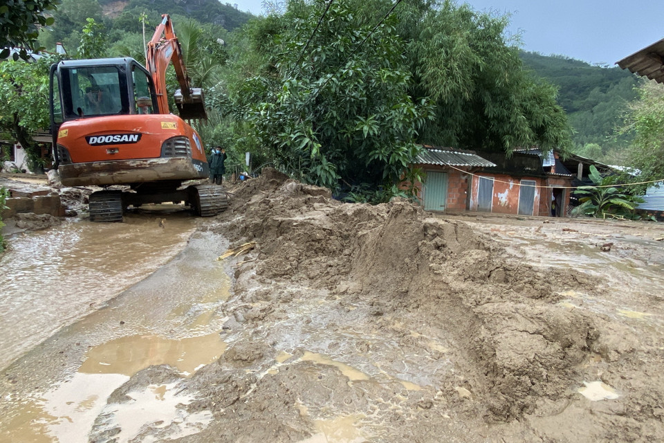 Một lượng lớn bùn đất và nước đục dưới chân núi chảy tràn vào nhà dân. (Ảnh: Tường Quân/TTXVN)