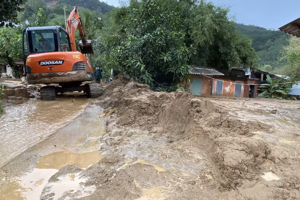 Một lượng lớn bùn đất và nước đục dưới chân núi chảy tràn vào nhà dân. (Ảnh: Tường Quân/TTXVN)