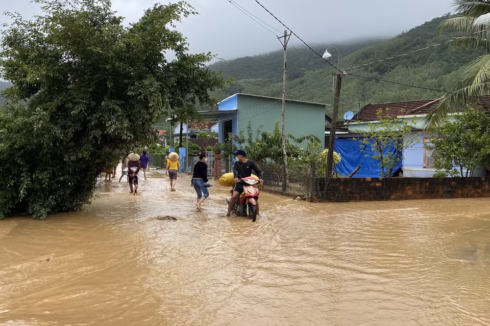 Tuyến đường bêtông chính của thôn Chánh Thắng ngập tràn bùn đất từ trong núi chảy ra. (Ảnh: Tường Quân/TTXVN)