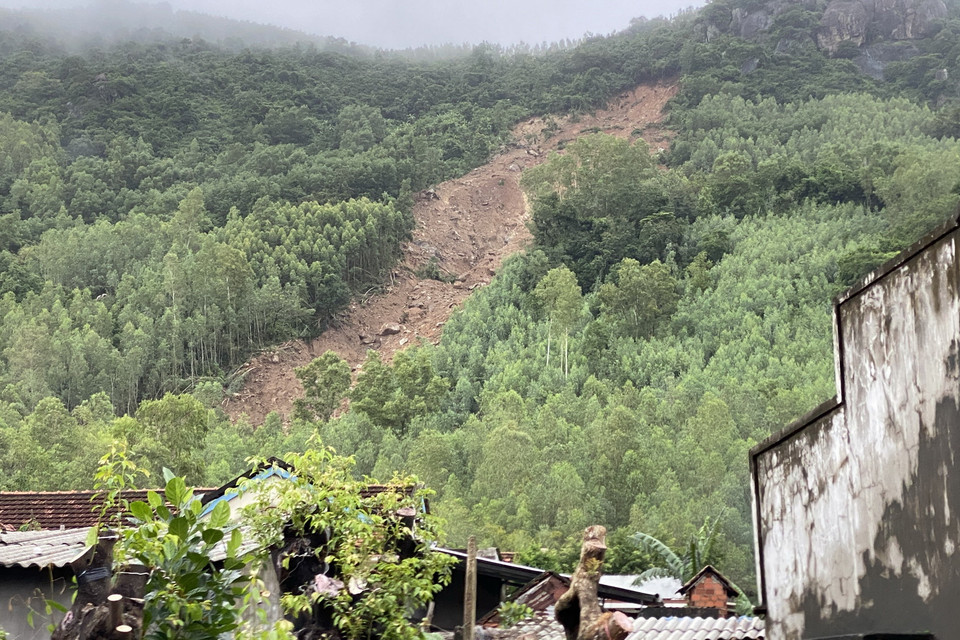 Núi Cấm tiếp tục sạt lở thêm trong sáng 16/11. (Ảnh: Tường Quân/TTXVN)