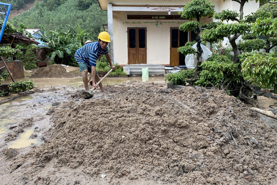 Ngôi nhà của anh Mai Công Phi (thôn Chánh Thắng) ngập tràn bùn đất. (Ảnh: Tường Quân/TTXVN)