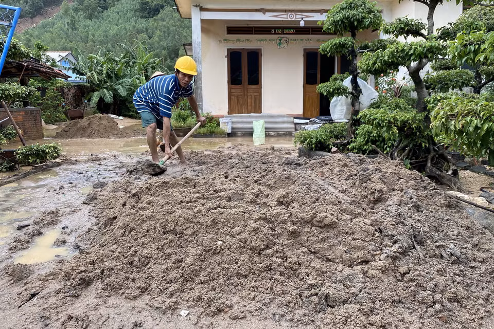 Ngôi nhà của anh Mai Công Phi (thôn Chánh Thắng) ngập tràn bùn đất. (Ảnh: Tường Quân/TTXVN)