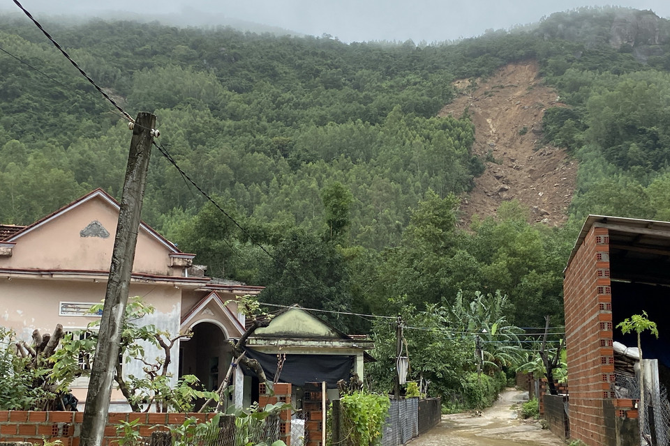 Núi Cấm liên tiếp sạt lở 3 lần từ ngày 14/11 đến nay, cuốn theo hàng nghìn m3 đất trôi xuống nhà dân. (Ảnh: Tường Quân/TTXVN)