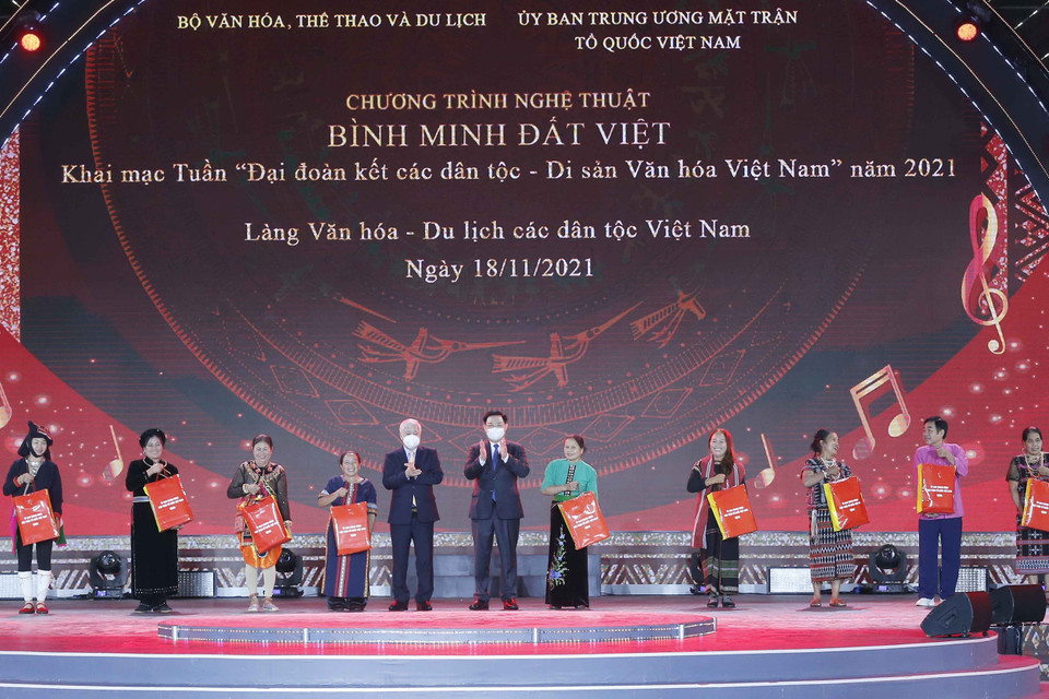 Chủ tịch Quốc hội Vương Đình Huệ và Chủ tịch Ủy ban Trung ương Mặt trận Tổ quốc Việt Nam Đỗ Văn Chiến trao quà cho các đại biểu. (Ảnh: Doãn Tấn/TTXVN)