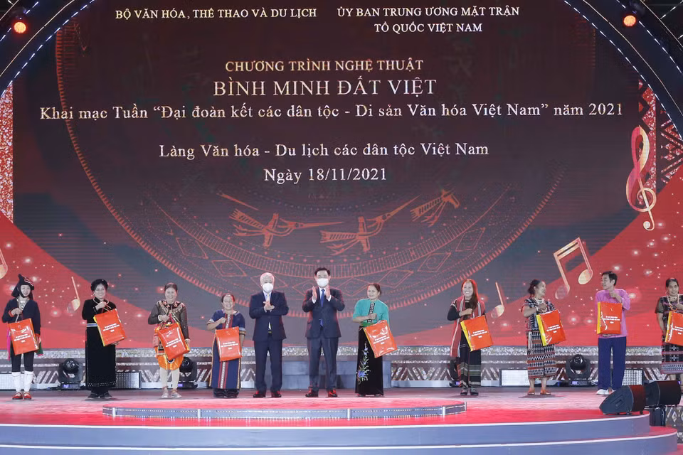 Chủ tịch Quốc hội Vương Đình Huệ và Chủ tịch Ủy ban Trung ương Mặt trận Tổ quốc Việt Nam Đỗ Văn Chiến trao quà cho các đại biểu. (Ảnh: Doãn Tấn/TTXVN)