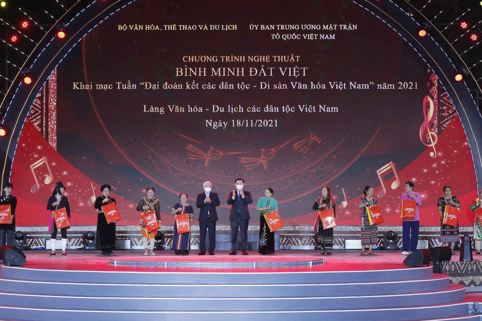 Chủ tịch Quốc hội Vương Đình Huệ và Chủ tịch Ủy ban Trung ương Mặt trận Tổ quốc Việt Nam Đỗ Văn Chiến trao quà cho các đại biểu. (Ảnh: Doãn Tấn/TTXVN)