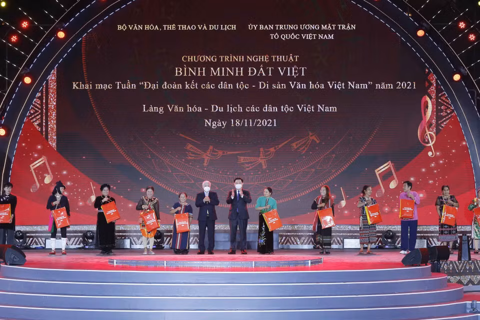 Chủ tịch Quốc hội Vương Đình Huệ và Chủ tịch Ủy ban Trung ương Mặt trận Tổ quốc Việt Nam Đỗ Văn Chiến trao quà cho các đại biểu. (Ảnh: Doãn Tấn/TTXVN)