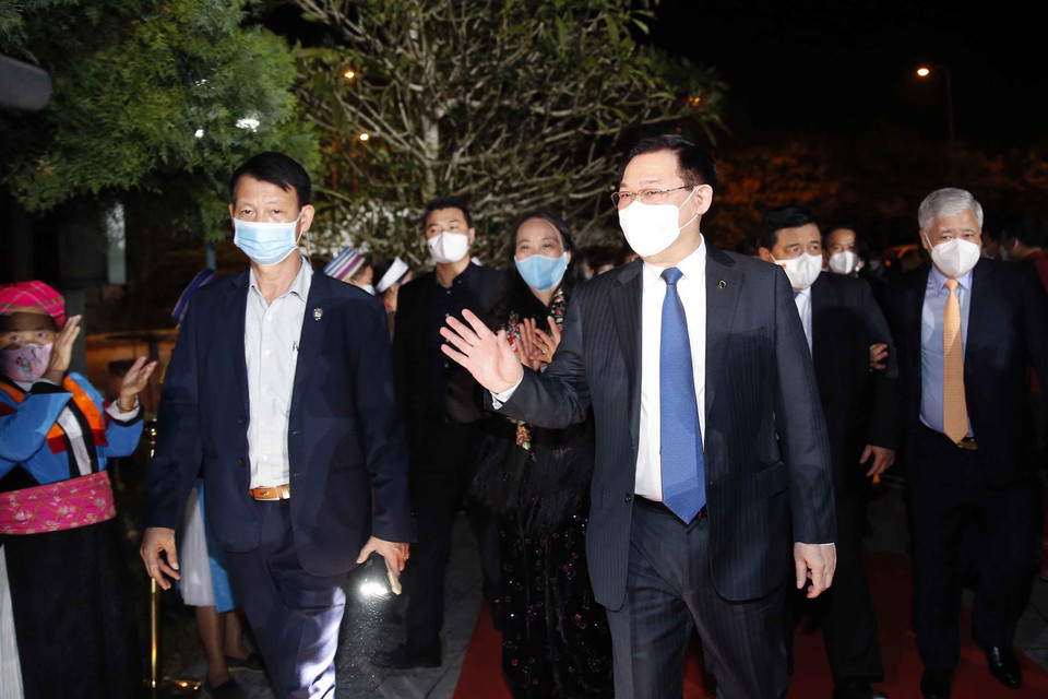 Chủ tịch Quốc hội Vương Đình Huệ với các đại biểu. (Ảnh: Doãn Tấn/TTXVN)