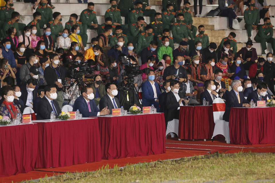 Chủ tịch Quốc hội Vương Đình Huệ với các đại biểu. (Ảnh: Doãn Tấn/TTXVN)