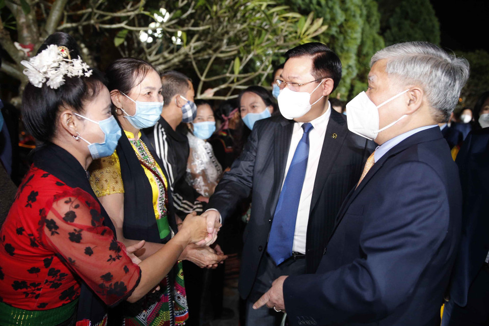 Chủ tịch Quốc hội Vương Đình Huệ với các đại biểu. (Ảnh: Doãn Tấn/TTXVN)