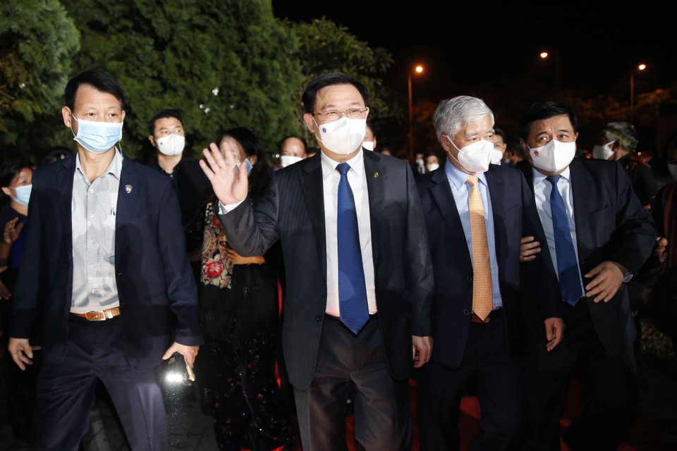 Chủ tịch Quốc hội Vương Đình Huệ với các đại biểu. (Ảnh: Doãn Tấn/TTXVN)