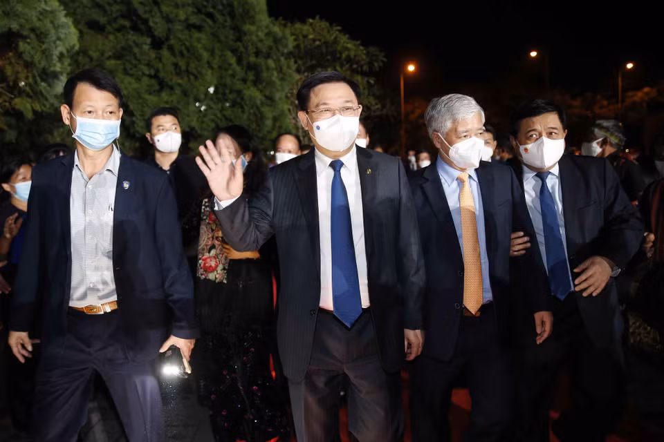 Chủ tịch Quốc hội Vương Đình Huệ với các đại biểu. (Ảnh: Doãn Tấn/TTXVN)
