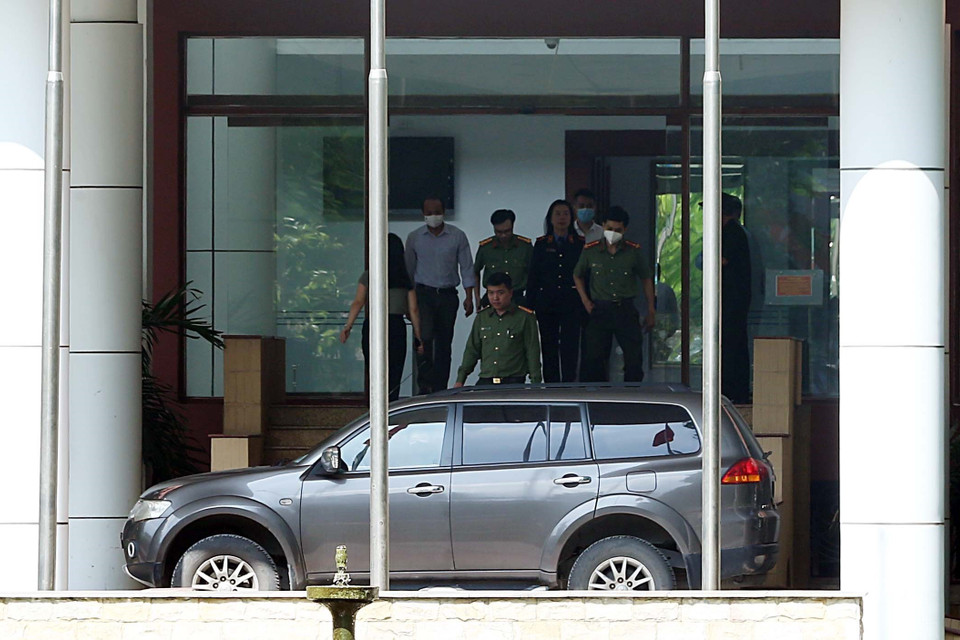 Lực lượng Công an, kiểm sát có mặt tại Trụ sở Bộ Y tế để thực hiện việc khám xét nơi làm việc của bị can Trương Quốc Cường. (Ảnh: Phạm Kiên/TTXVN)