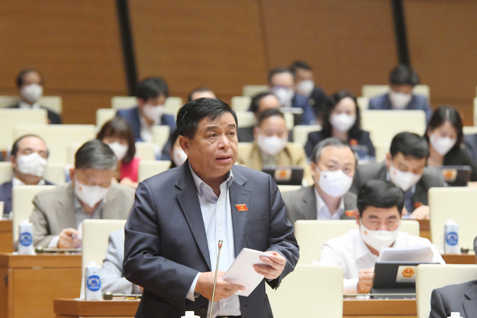 Bộ trưởng Bộ Kế hoạch và Đầu tư Nguyễn Chí Dũng giải trình ý kiến của đại biểu Quốc hội. (Ảnh: Phương Hoa/TTXVN)