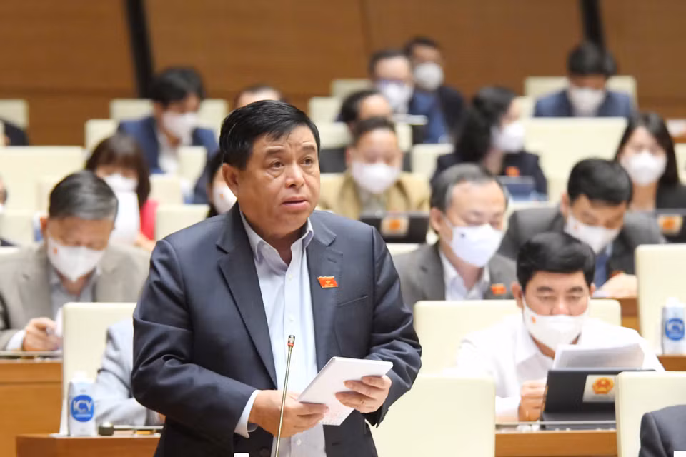 Bộ trưởng Bộ Kế hoạch và Đầu tư Nguyễn Chí Dũng giải trình ý kiến của đại biểu Quốc hội. (Ảnh: Phương Hoa/TTXVN)