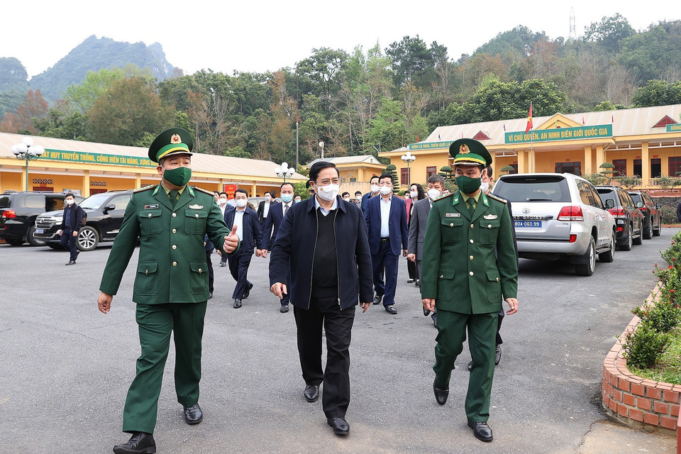 Thủ tướng Phạm Minh Chính thăm Đồn Biên phòng Đàm Thủy. (Ảnh: Dương Giang/TTXVN)