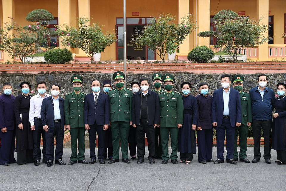 Thủ tướng Phạm Minh Chính với cán bộ, chiến sỹ biên phòng và nhân dân xã Đàm Thủy. (Ảnh: Dương Giang/TTXVN)