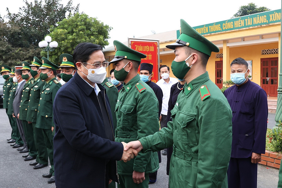 Thủ tướng Phạm Minh Chính thăm cán bộ, chiến sỹ Đồn Biên phòng Đàm Thủy. (Ảnh: Dương Giang/TTXVN)