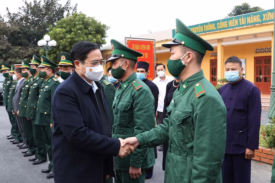 Thủ tướng Phạm Minh Chính thăm cán bộ, chiến sỹ Đồn Biên phòng Đàm Thủy. (Ảnh: Dương Giang/TTXVN)