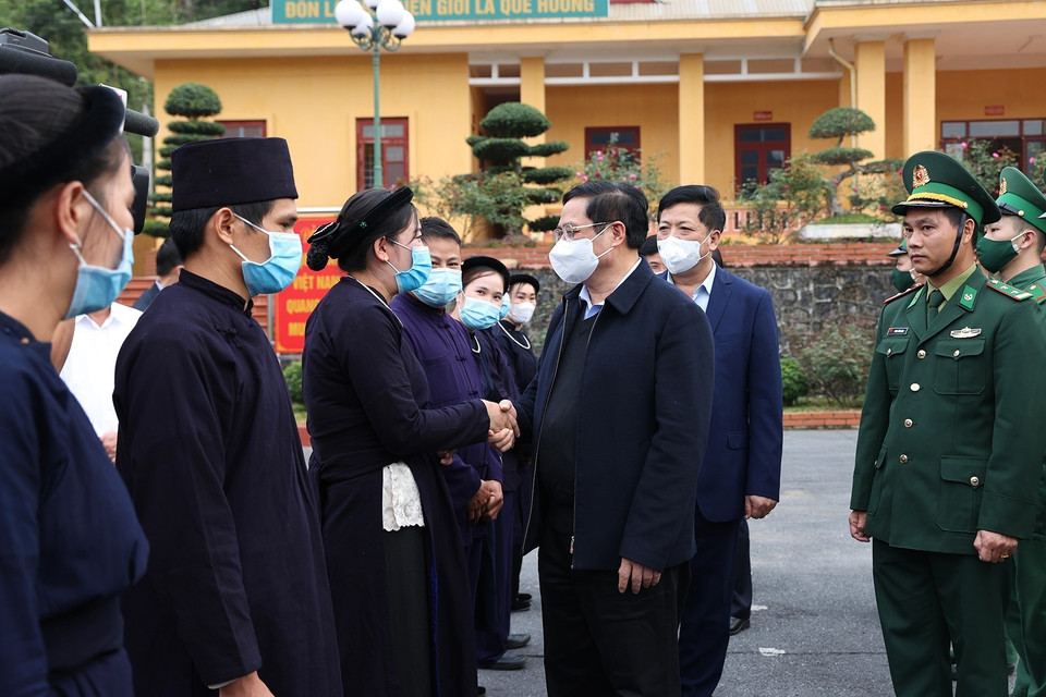 Thủ tướng Phạm Minh Chính thăm cán bộ, chiến sỹ Đồn Biên phòng Đàm Thủy. (Ảnh: Dương Giang/TTXVN)