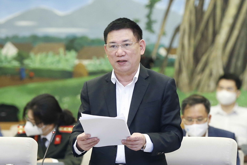 Bộ trưởng Bộ Tài chính Hồ Đức Phớc trình bày báo cáo. (Ảnh: Doãn Tấn/TTXVN)