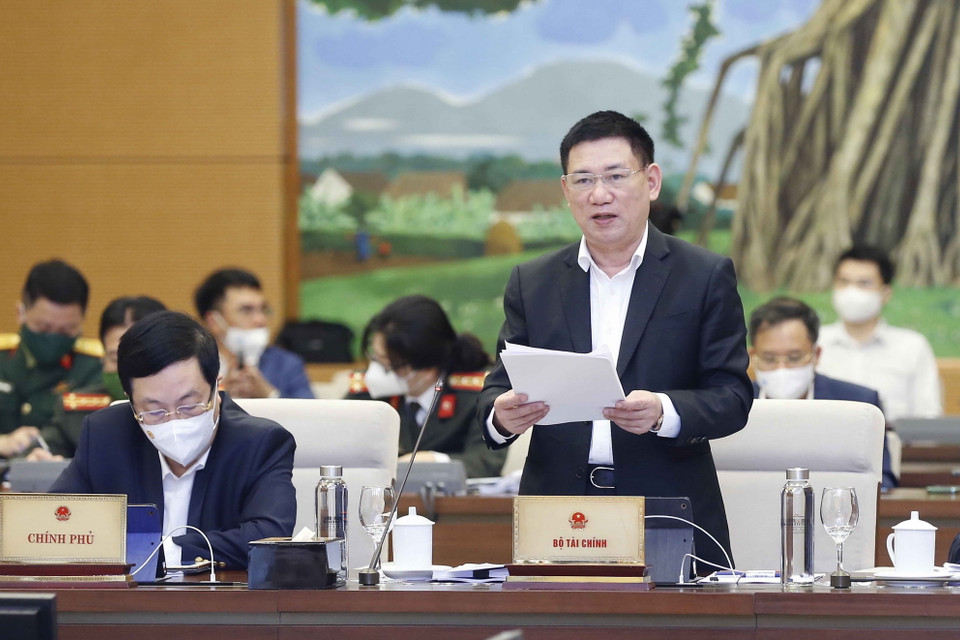 Bộ trưởng Bộ Tài chính Hồ Đức Phớc trình bày báo cáo. (Ảnh: Doãn Tấn/TTXVN)