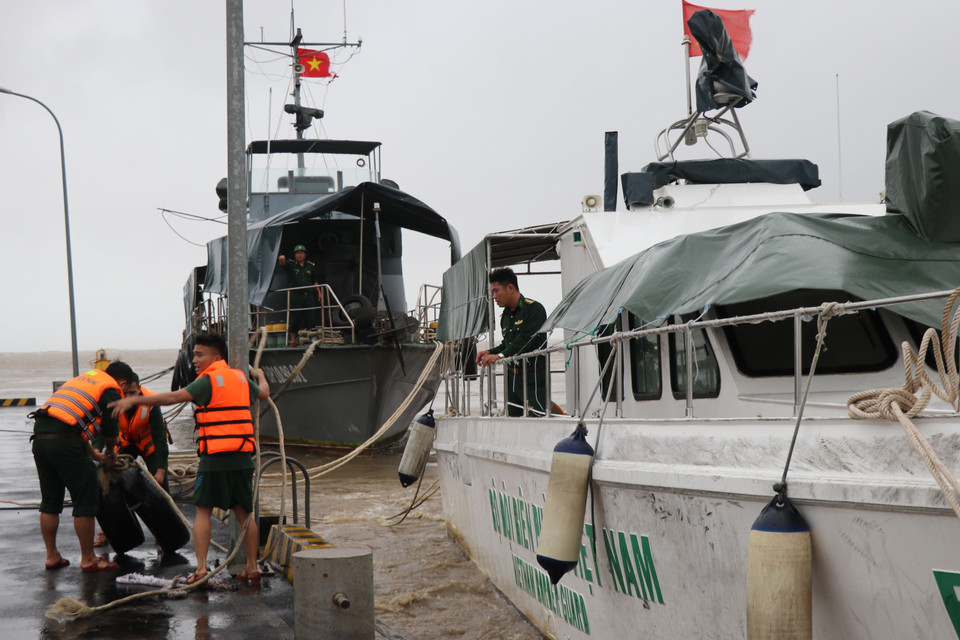 Cán bộ, chiến sỹ Hải đội biên phòng Phú Yên chuẩn bị lực lượng, phương tiện sẵn sàng sơ cứu người dân vùng bị ngập lụt. (Ảnh: Phạm Cường/TTXVN)
