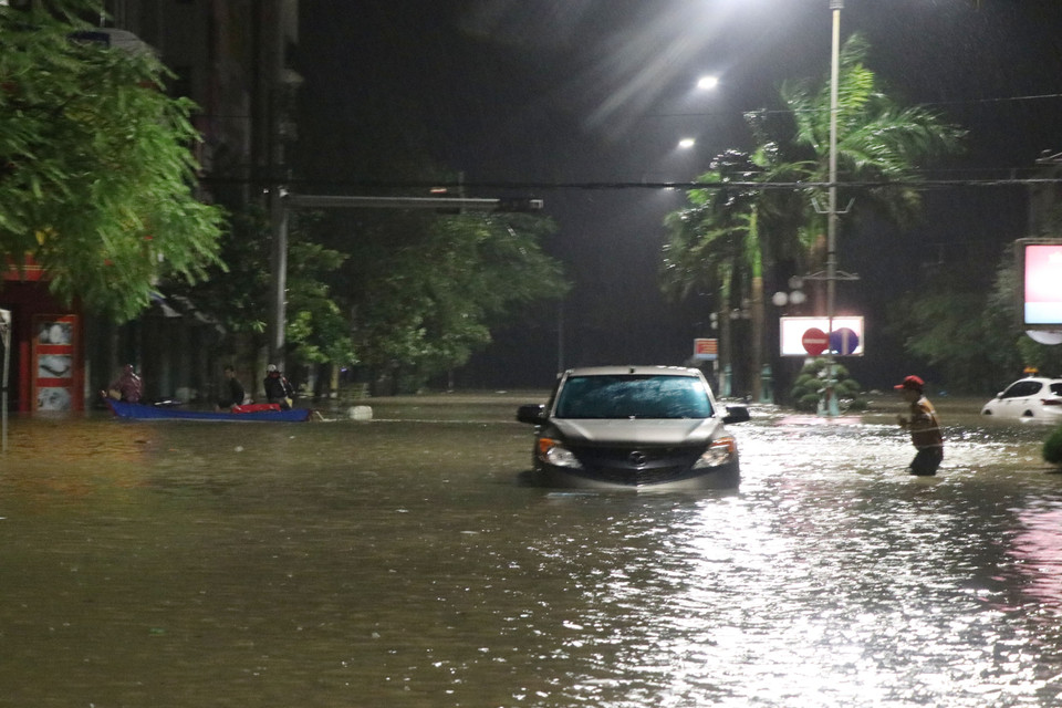 Nước lũ dâng cao gây ngập tuyến đường Hùng Vương, thành phố Tuy Hòa. (Ảnh: Phạm Cường/TTXVN)