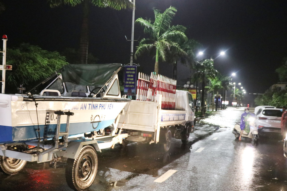 Công an tỉnh Phú Yên sử dụng ca nô, lực lượng chốt trực tại khu vực ngập sâu trên đường Hùng Vương để sẵn sàng ứng phó sự cố. (Ảnh: Phạm Cường/TTXVN)