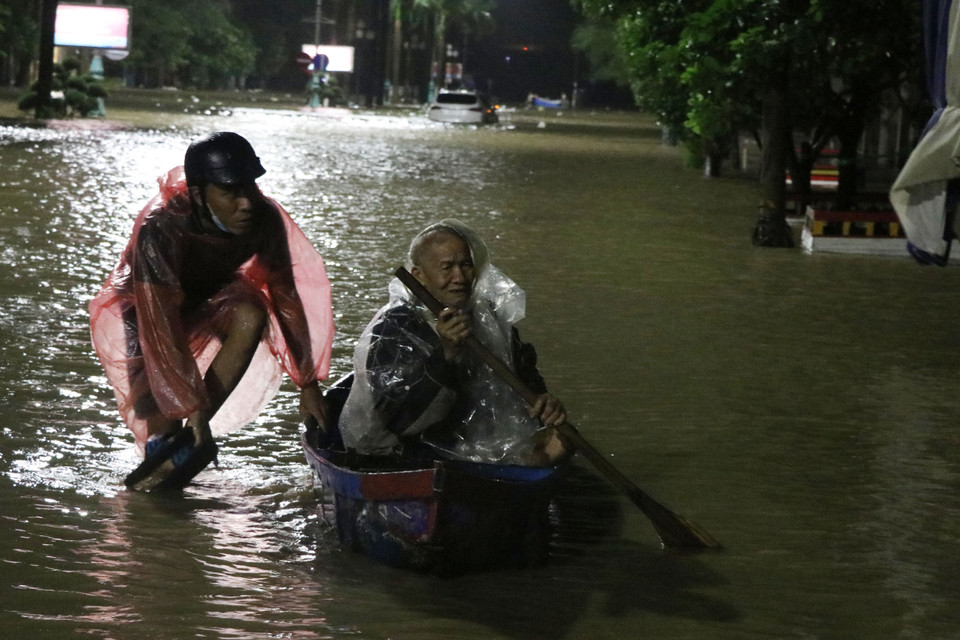 Người dân thành phố Tuy Hòa dùng ghe để di chuyển trên các tuyến phố. (Ảnh: Phạm Cường/TTXVN)