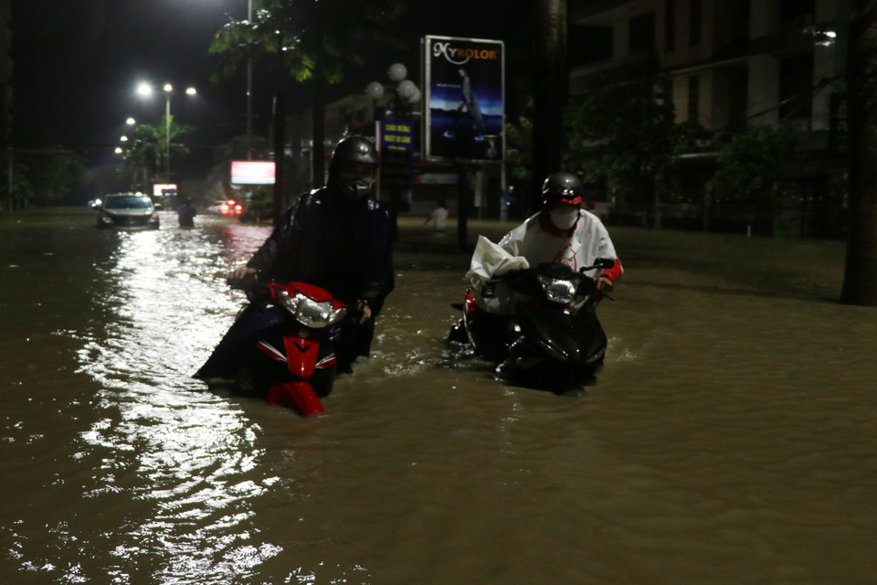Nước lũ dâng cao, giao thông trên tuyến đường Hùng Vương ở thành phố Tuy Hòa bị tê liệt. (Ảnh: Phạm Cường/TTXVN)