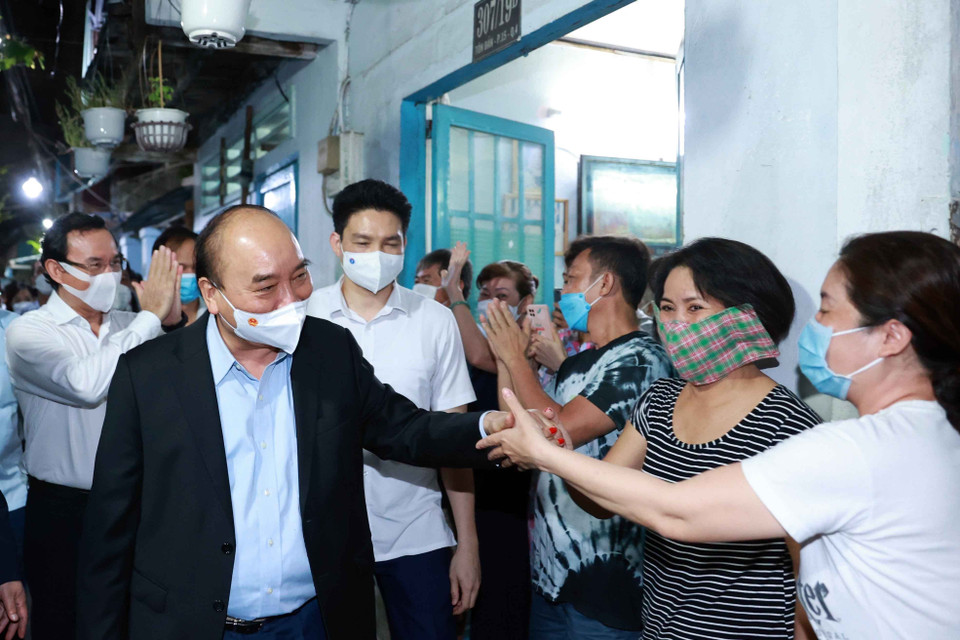 Chủ tịch nước Nguyễn Xuân Phúc với nhân dân phường 15, Quận 5, TP Hồ Chí Minh. (Ảnh: Thống Nhất/TTXVN)