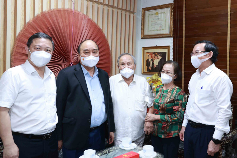 Chủ tịch nước Nguyễn Xuân Phúc thăm tặng quà cho Phó giáo sư, tiến sỹ, nhà giáo, Anh hùng Lao động Lý Hòa, sinh năm 1931 tại phường Tân Mỹ, Quận 7, TP Hồ Chí Minh. (Ảnh: Thống Nhất/TTXVN)