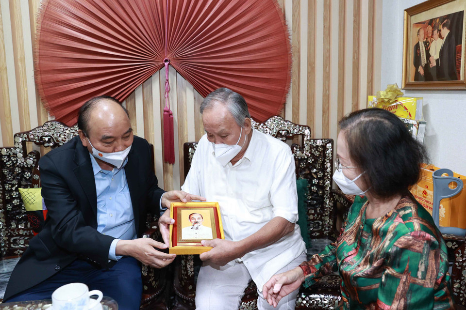 Chủ tịch nước Nguyễn Xuân Phúc thăm tặng quà cho Phó giáo sư, tiến sỹ, nhà giáo, Anh hùng Lao động Lý Hòa, sinh năm 1931 sống tại phường Tân Mỹ, Quận 7, TP Hồ Chí Minh. (Ảnh: Thống Nhất/TTXVN)