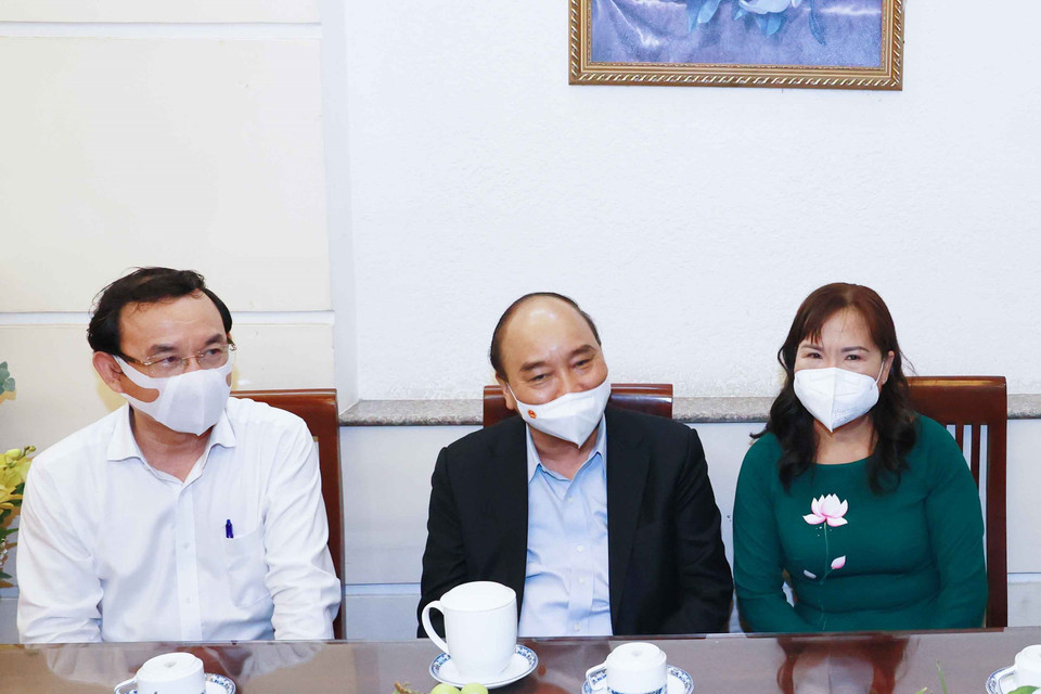 Chủ tịch nước Nguyễn Xuân Phúc thăm tặng quà cho thạc sỹ nhà giáo Triệu Thị Huệ, sinh năm 1965, tại phường 15, Quận 5, TP Hồ Chí Minh. Nhà giáo nguyên là Tổ trưởng Tổ Ngữ văn, Trường THPT chuyên Lê Hồng Phong. (Ảnh: Thống Nhất/TTXVN)