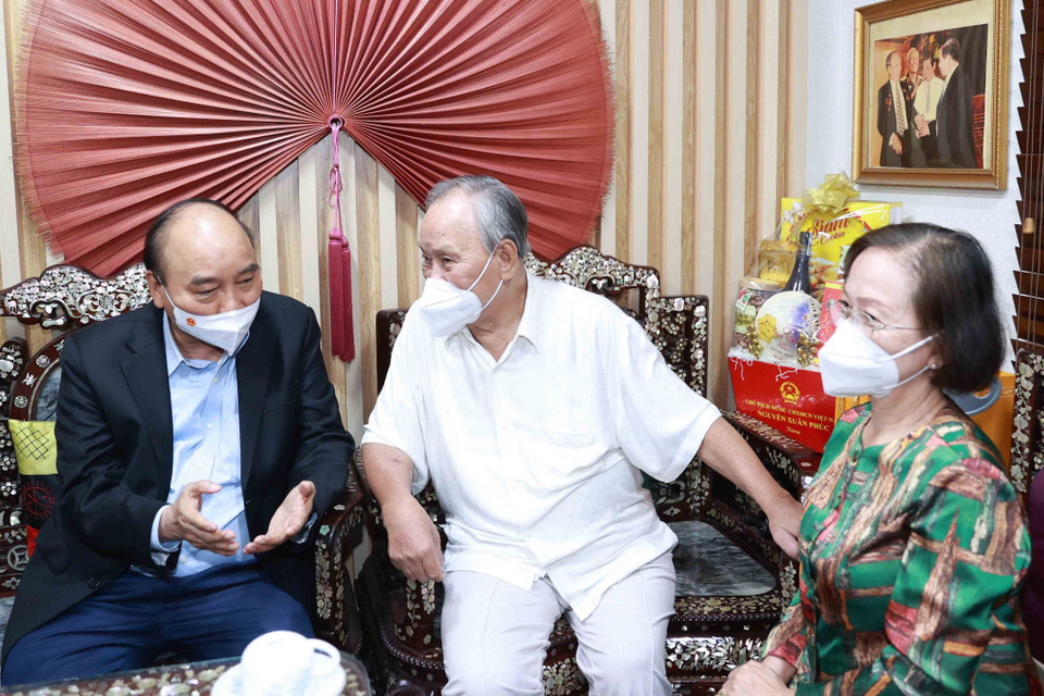 Chủ tịch nước Nguyễn Xuân Phúc thăm tặng quà cho Phó giáo sư, tiến sỹ, nhà giáo, Anh hùng Lao động Lý Hòa, sinh năm 1931 sống tại phường Tân Mỹ, Quận 7, TP Hồ Chí Minh. (Ảnh: Thống Nhất/TTXVN)