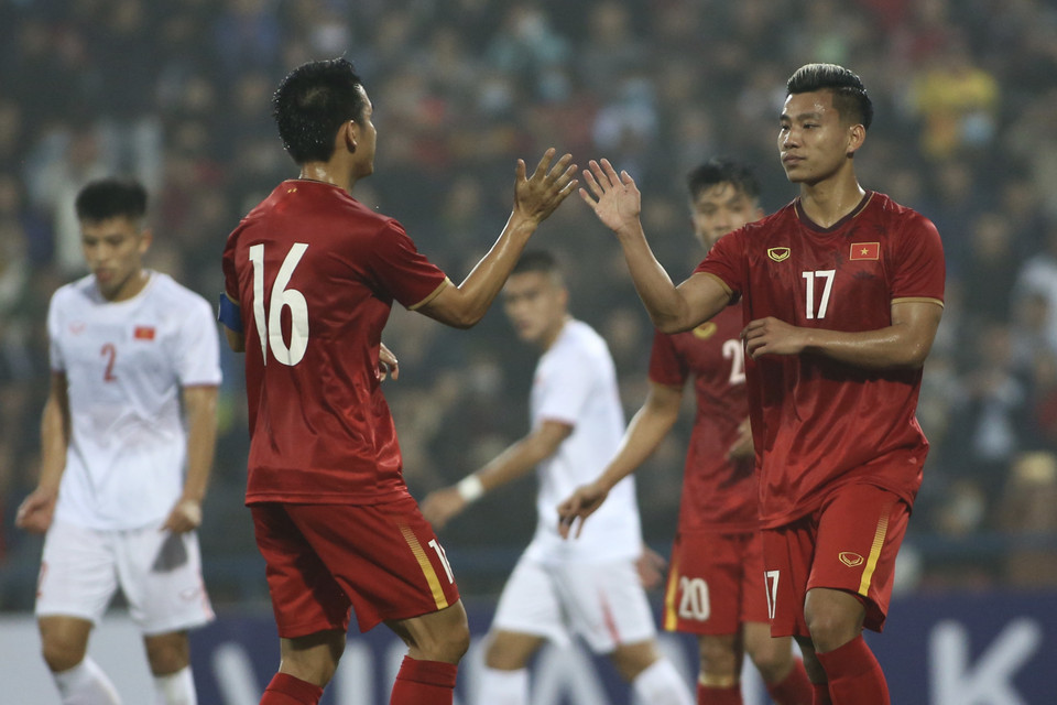 Tuy nhiên, một lần nữa đội U22 để đối phương gỡ hòa nhanh chóng như ở trận giao hữu hôm 23/12. Chỉ hai phút sau bàn mở tỷ số, Văn Thanh đưa tỷ số về 1-1 nhờ thực hiện thành công quả 11 mét. (Ảnh: Hiển Nguyễn/Vietnam+) 