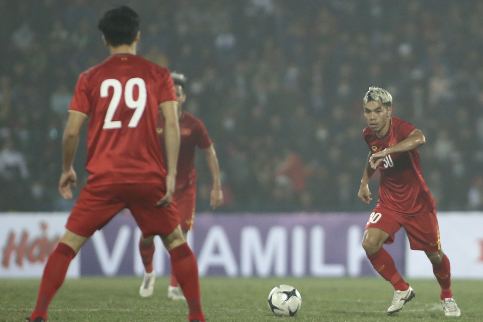 Ở trận đấu giao hữu trên sân Phú Thọ tối 27/12, huấn luyện viên Park Hang-seo tiếp tục sử dụng nhiều cầu thủ ở hai đội cho mục tiêu rà soát và kiểm tra lực lượng. (Ảnh: Hiển Nguyễn/Vietnam+) 