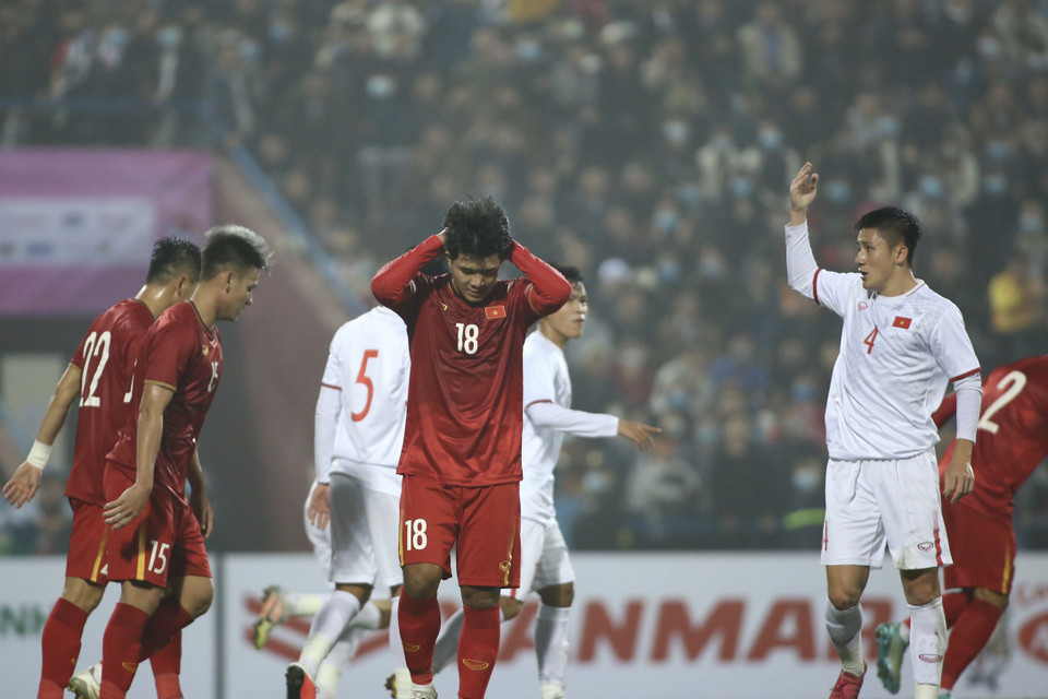 Và những phút ít ỏi còn lại không đủ giúp đội tuyển Việt Nam ngược dòng như trận đấu hôm 23/12 để giành chiến thắng. Trong ảnh, Hà Đức Chinh tiếc nuối sau một tình huống bỏ lỡ cơ hội. (Ảnh: Hiển Nguyễn/Vietnam+) 