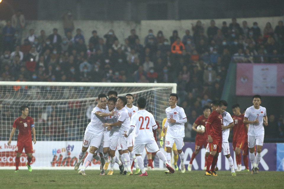 Ngược lại, U22 Việt Nam chịu áp đảo song lại tận dụng cơ hội rất tốt để mở tỷ số. Bùi Hoàng Việt Anh đệm bóng cận thành ở phút 29 sau một tình huống lộn xộn trong vòng cấm đội tuyển Việt Nam. (Ảnh: Hiển Nguyễn/Vietnam+) 
