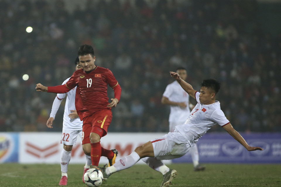 Điều này ngay lập tức tạo ra chênh lệch về sức mạnh. Đội tuyển Việt Nam cầm bóng nhiều hơn, áp đảo hoàn toàn với những trụ cột như Công Phượng, Quang Hải, Tuấn Anh và Phan Văn Đức thi đấu ăn ý. (Ảnh: Hiển Nguyễn/Vietnam+) 