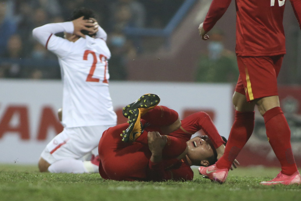 Trước đó, Quang Hải xử lý bóng khéo léo khiến hậu vệ U22 Việt Nam phạm lỗi trong vòng cấm. (Ảnh: Hiển Nguyễn/Vietnam+) 