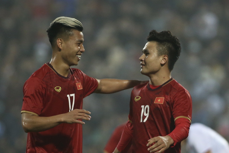 Và cho tới trước khi hiệp một khép lại, tiền vệ số 19 tiếp tục tỏa sáng để giúp đội tuyển Việt Nam vươn lên dẫn trước. Nhận đường chuyền từ đáy biên của Phan Văn Đức, Quang Hải ngả người, vô lê ghi bàn đẹp mắt ngay trước khung thành khoảng 10 mét. (Ảnh: Hiển Nguyễn/Vietnam+) 