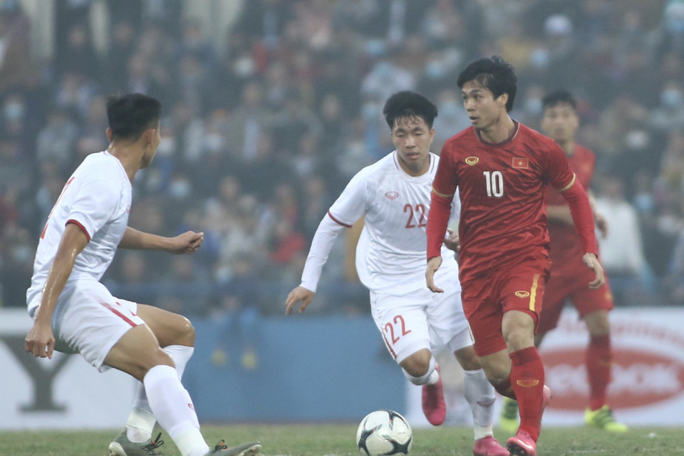 Đội tuyển Việt Nam bị 'đàn em' U22 Việt Nam cầm hoà với tỷ số 2-2 ở trận giao hữu tối 27/12 trên sân vận động Việt Trì (Phú Thọ). (Ảnh: Hiển Nguyễn/Vietnam+) 