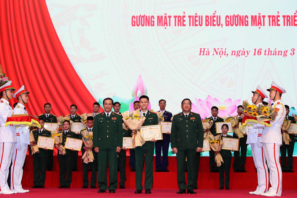 Thượng tướng Vũ Hải Sản, Thứ trưởng Bộ Quốc phòng và Thượng tướng Phạm Hoài Nam, Thứ trưởng Bộ Quốc phòng trao Bằng khen của Tổng cục Chính trị cho các gương mặt trẻ triển vọng toàn quân. (Ảnh: Trọng Đức/TTXVN)