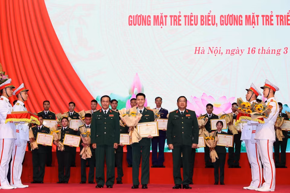 Thượng tướng Vũ Hải Sản, Thứ trưởng Bộ Quốc phòng và Thượng tướng Phạm Hoài Nam, Thứ trưởng Bộ Quốc phòng trao Bằng khen của Tổng cục Chính trị cho các gương mặt trẻ triển vọng toàn quân. (Ảnh: Trọng Đức/TTXVN)