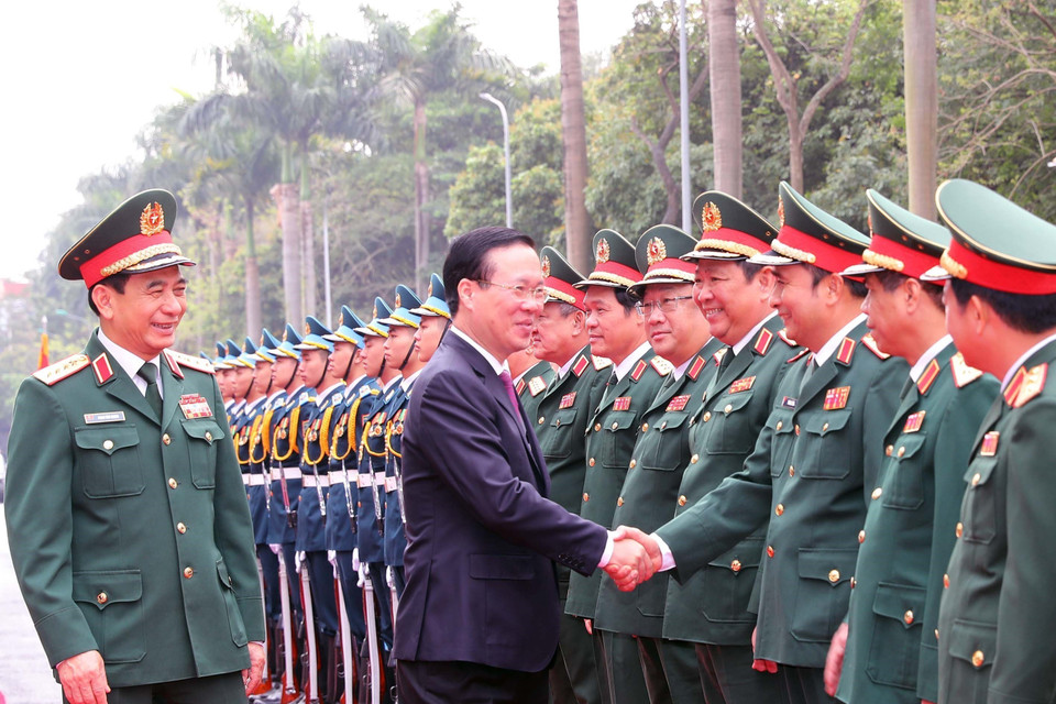 Chủ tịch nước Võ Văn Thưởng với lãnh đạo Bộ Quốc phòng.(Ảnh: Trọng Đức/TTXVN)